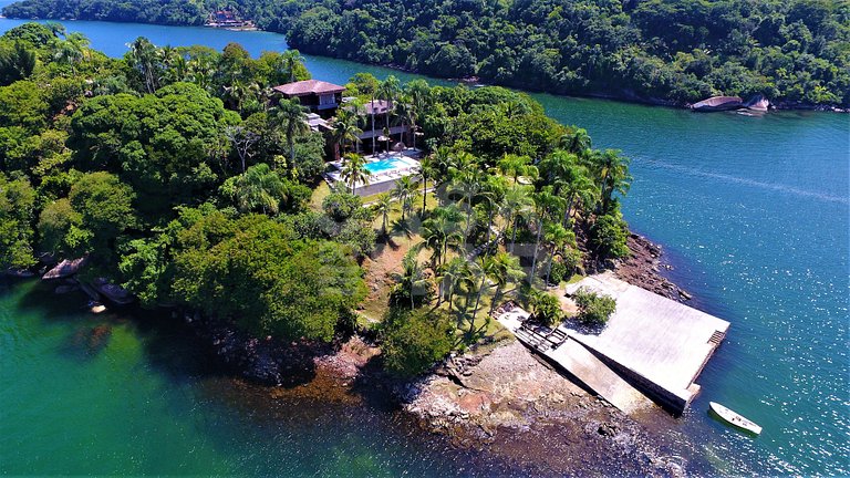 Beautiful private island with five spacious suites