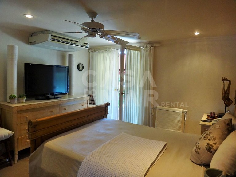 Casa com cinco suites na Mombaça, piscina e churrasqueira.