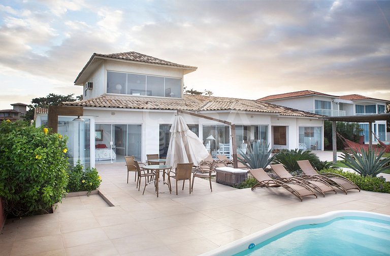 Casa com sete suítes frente mar com espaço gourmet e piscina