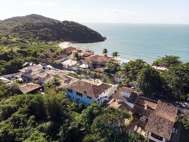 Casa na Praia do Canto, com cinco suítes, e vista mar