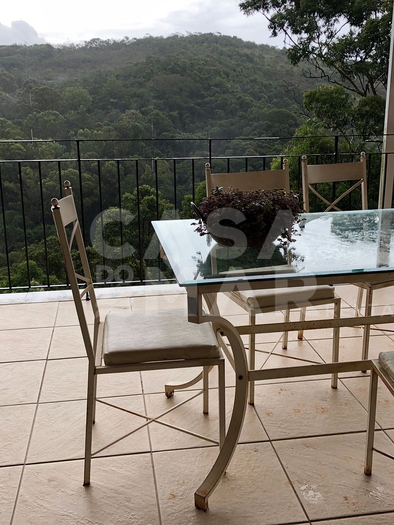 Linda casa em Itaipava com seis suítes, piscina e vista para