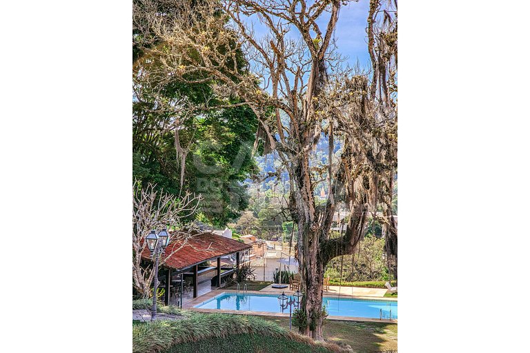 Linda casa em Nogueira com cinco suítes, piscina, e privacid