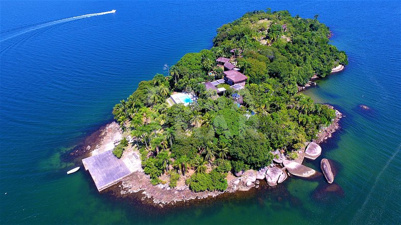 Linda ilha com cinco suítes, e praia privativa
