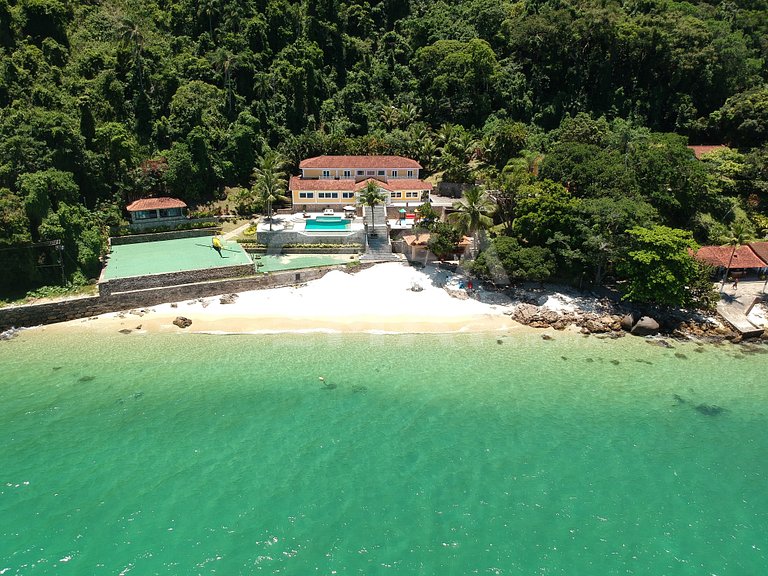 Linda villa com praia exclusiva, nove suítes em condomínio