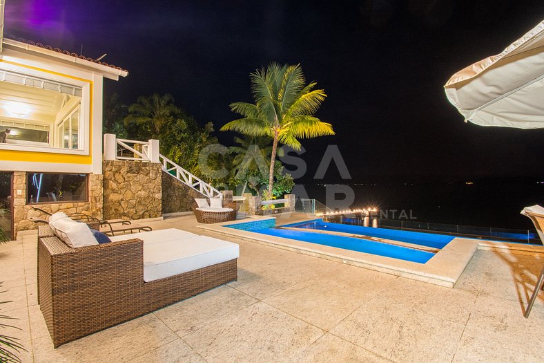 Linda villa com praia exclusiva, nove suítes em condomínio